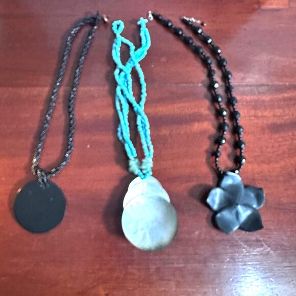 Beaded Necklace ASet of 3 Beachy Boho Choker Pendant Flower Shell Medallion Lot - Picture 8 of 11